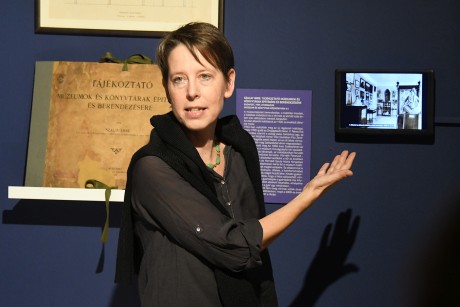 Rangos díjat vehetett át Izinger Katalin az „Egy múzeum tekintete…” című kiállításért